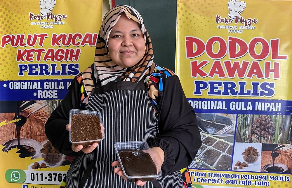 Roshamiza Meli, showing pulut kucai sold at her stall. Photo by Bernama