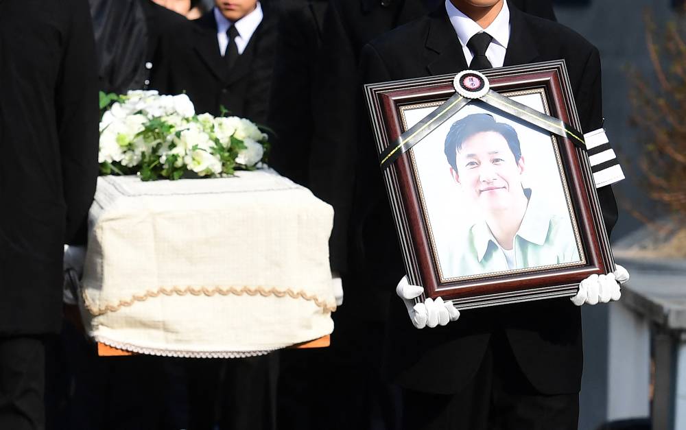 Mourners carry a portrait and the casket containing late South Korean actor Lee Sun-kyun after his funeral ceremony at the Seoul National University Hospital in Seoul on Dec 29, 2023. - Photo by AFP