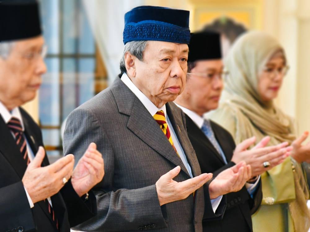 The Sultan of Selangor, Sultan Sharafuddin Idris Shah has reminded the people, especially the non-Muslims, to respect and not to interfere in matters related to Islam in the country. - Photo: FACEBOOK / SELANGOR ROYAL OFFICE