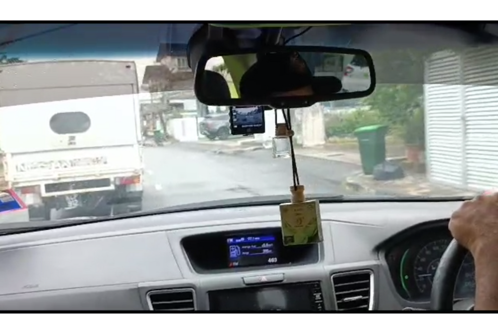 A video have been circulating around where a member of Road Transport Department (JPJ) was injured after being punched by a lorry driver.
Photo source: Screenshots from the viral video