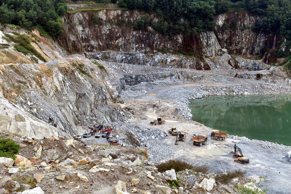 A man was killed while another was hurt in a landslide incident at a quarry site on Jalan SP2, Bandar Saujana Putra in Kuala Langat today. Photo by Bernama