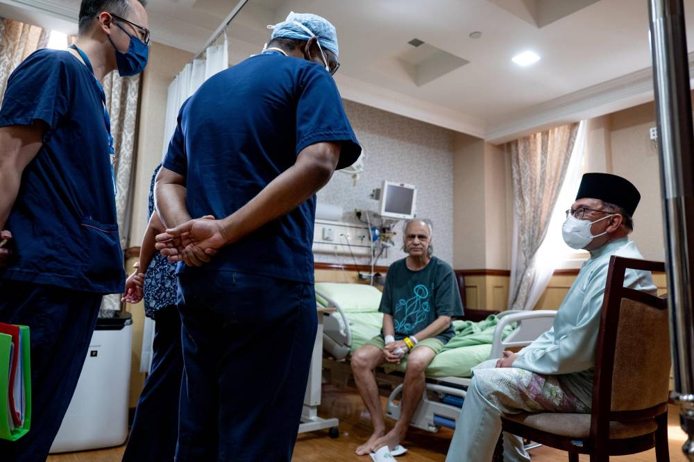 Anwar visiting Ziauddin at IJN