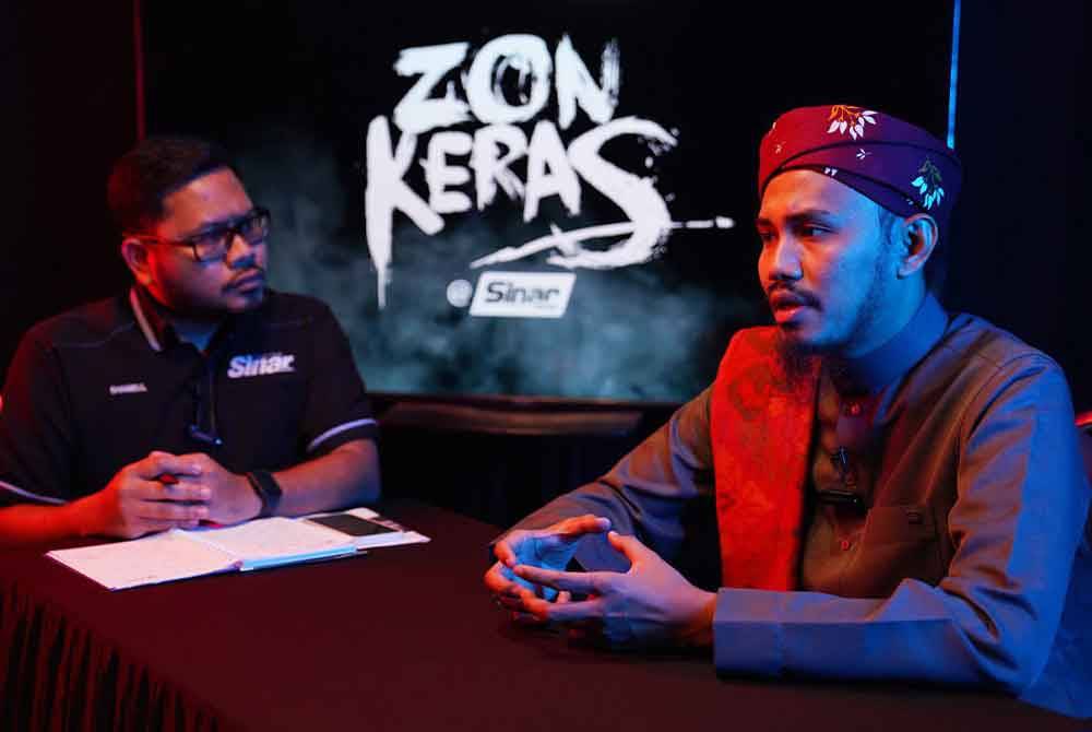 Shafiq (right) during a sharing session titled ‘Wujudkah Sihir Online’ (Does online black magic exist) in conjunction with the 2024 Prima Buku Horror Festival at the Karangkraf Group Complex recently.