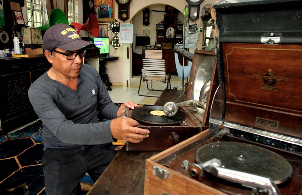 Zai Am showing his antique collection. Photo by Bernama