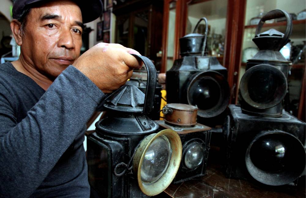 Zai Am showing his antique collection. Photo by Bernama