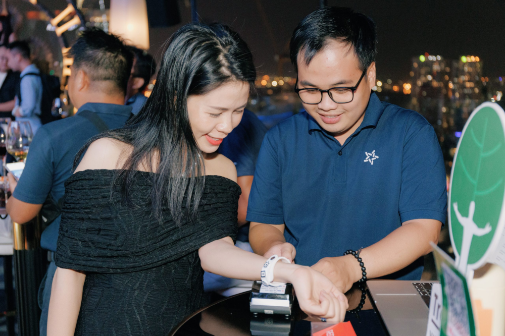 Launched in mid-Nov 2023, Stellar payment bracelet was resulted from a strategic combination between the Military Commercial Joint Stock Bank (MBBank) and Omega Media (a member of OMverse). Photo: OMverse