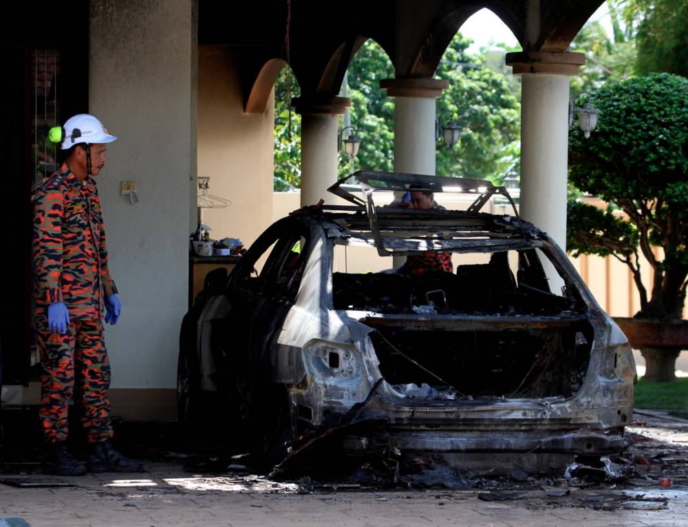 Police detained a man to help in the investigation into an arson case at the residence of Beruas Member of Parliament Datuk Ngeh Koo Ham in Taman Semarak Jaya, Ayer Tawar. Photo by Bernama