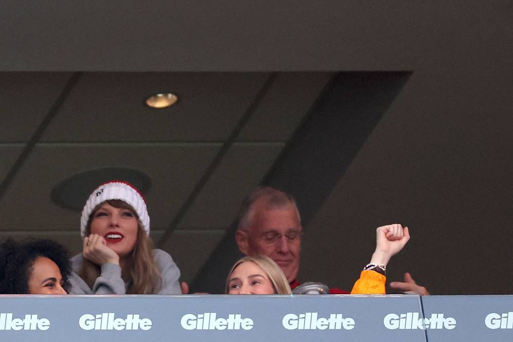 Taylor Swift and Scott Kingsley Swift looks on during a game between the Kansas City Chiefs and the New England Patriots at Gillette Stadium on December 17, 2023 in Foxborough, Massachusetts. (Photo by Maddie Meyer / AFP)