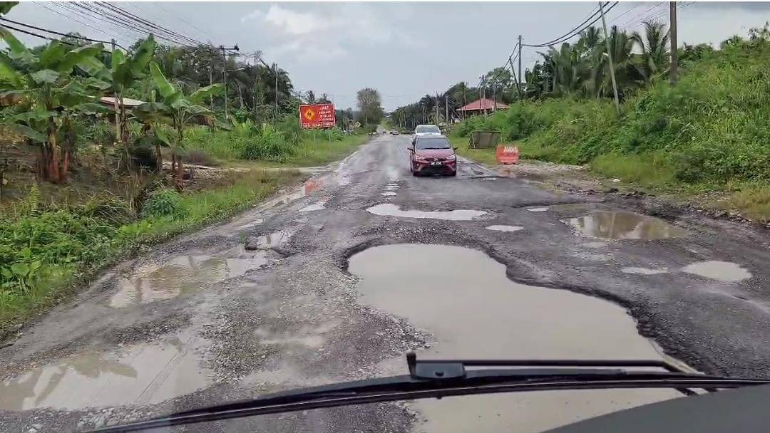 Landrico captured footage of a pothole-ridden road while transporting a group of tourists to Sandakan Airport.