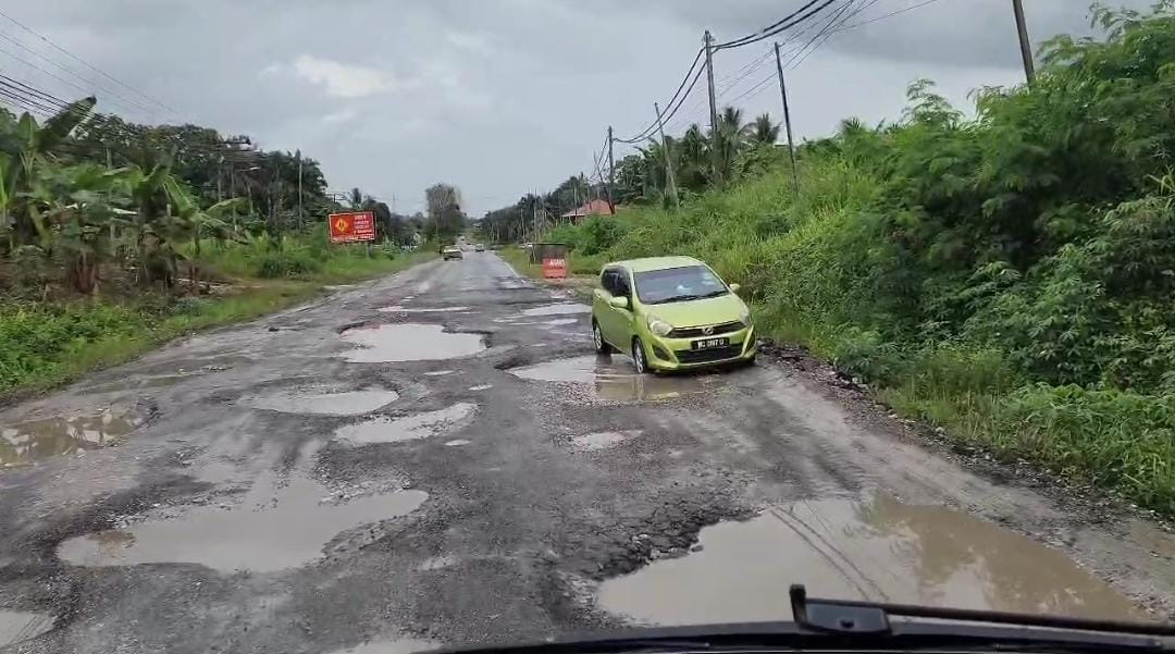 Landrico captured footage of a pothole-ridden road while transporting a group of tourists to Sandakan Airport.