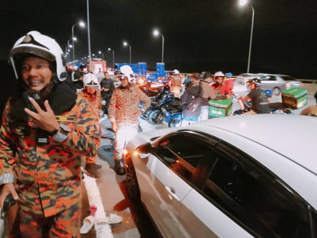 A passerby witnessed the fall and heroically rescued the couple by jumping into the water and pulling them onto a nearby fishing boat. - Photo courtesy of Penang Fire and Recue Department.
