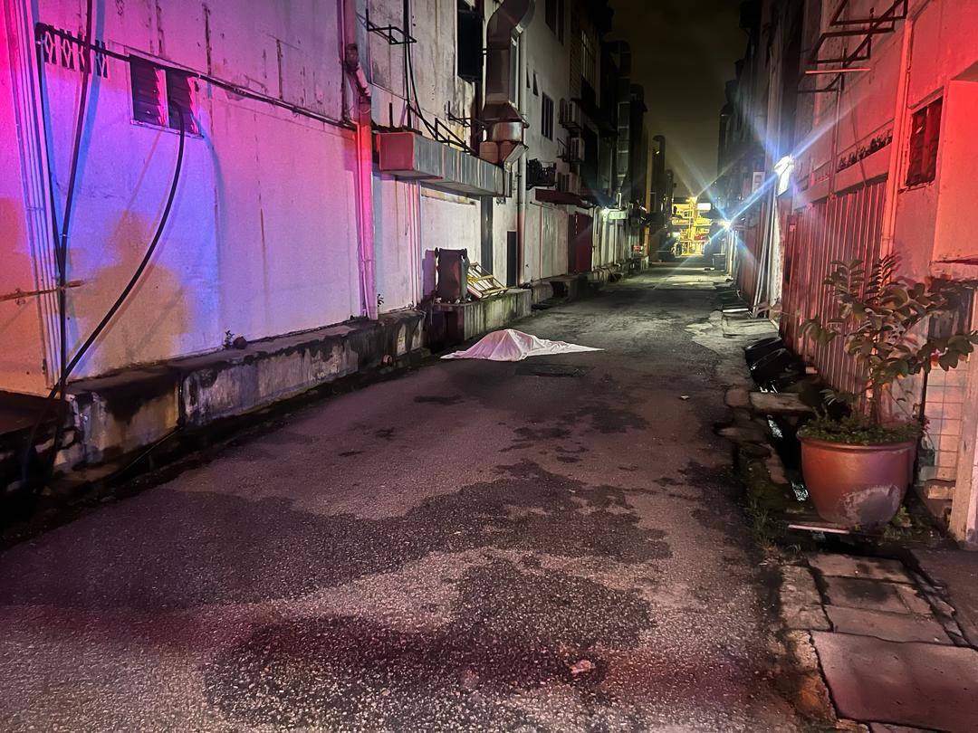 A woman in her 60s with severe burns was found dead along the roadside in Kelana Jaya. - Photo courtesy of PDRM