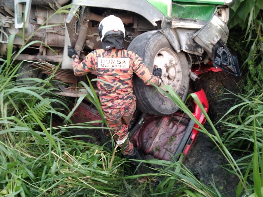 A mother and daughter died in an accident at the KM5.5 Jalan Banting-Dengkil when a lorry that encountered brake failure veered into the opposite lane and ploughed into four vehicles this morning. Photo courtesy of Fire and Rescue Department