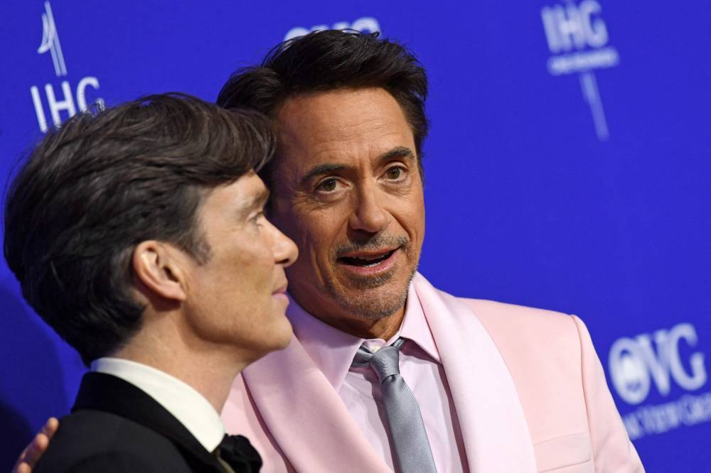 Recipient of the Desert Palm achievement Award - Actor for "Oppenheimer" Irish actor Cillian Murphy (L) and US actor Robert Downey Jr. at the the 35th Annual Palm Springs International Film Festival Awards Gala. - Photo by AFP