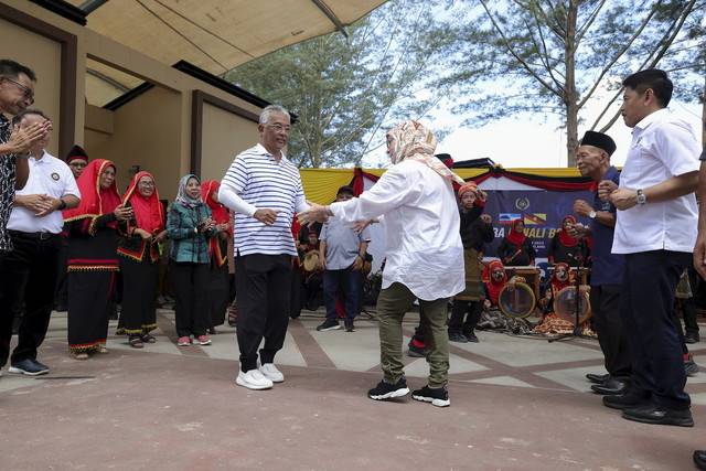 Yang di-Pertuan Agong Al-Sultan Abdullah Ri'ayatuddin Al-Mustafa Billah Shah and Raja Permaisuri Agong Tunku Azizah Aminah Maimunah Iskandariah sharing a light moment during the Pesta Keramaian at Pantai Bungai Bekenu in Miri, Sarawak on Sept 10, 2023. - BERNAMA FILE PIX 