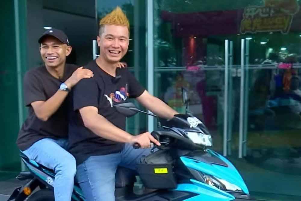 Derrick hitchhiked with Faisal after handing over the motorcycle in Bukit Jalil, Kuala Lumpur on Sunday.