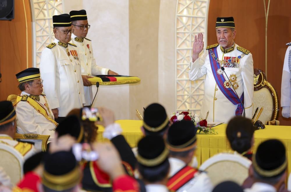 The newly appointed Head of State of Sarawak Tun Dr Wan Junaidi Tuanku Jaafar, was today sworn in as the eighth Yang Dipertua Negeri at the State Legislative Assembly Building. - Photo by Bernama