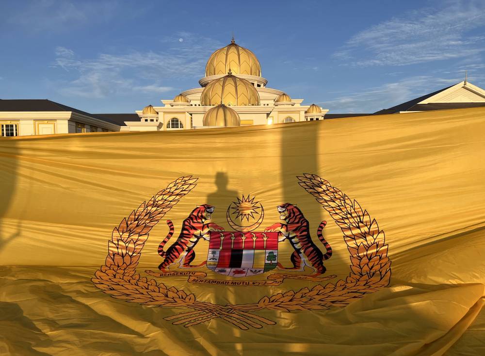 The personal flag of the Yang di-Pertuan Agong is raised during the full regal procession of the Departure Ceremony of the 16th Yang di-Pertuan Agong, Al-Sultan Abdullah Ri’ayatuddin Al-Mustafa Billah Shah and Raja Permaisuri Agong Tunku Azizah Aminah Iskandariah at the National Palace as he concludes his tenure as the 16th Yang di-Pertuan Agong on January 30 and will be succeeded by the Sultan of Johor, Sultan Ibrahim Sultan Iskandar. (BERNAMA PHOTO) 
