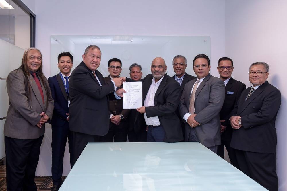 Transonic Jet Sdn Bhd executive chairman and managing director Ahmad Sufiani Johari (third from left).