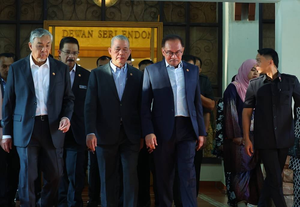 Anwar (second from right) after attending gathering with staff of the Prime Minister's Department today. - Photo by Bernama