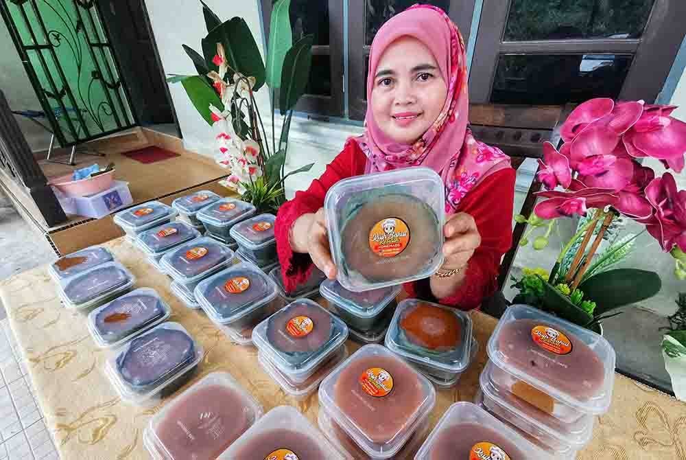 The banana leaf-wrapped 'Kuih Bakul' made by Rosidah has gained high demand due to its fragrant and delicious aroma.