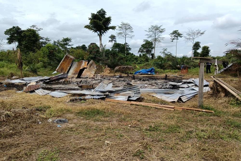 The location of the incident where a woman died after being doused with petrol and burned by her husband in Kampung Tinagalan, Sook.