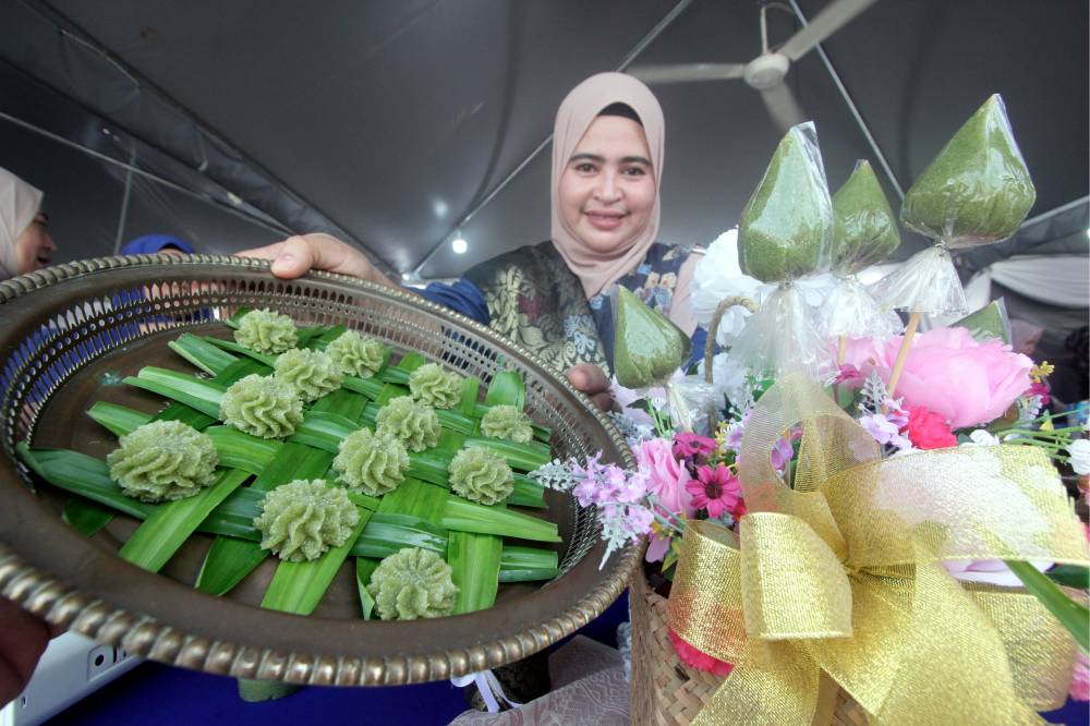 Nor Farahida Ifdal showing tepung suji that she made during a competition. Photo by Bernama
