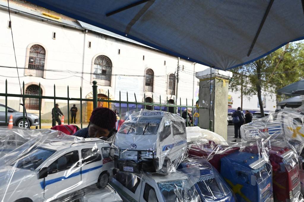 Tin cars made by inmates of the San Pedro prison are sold outside the prison in La Paz, on Jan 18, 2024. Photo by Jorge Bernal/AFP
