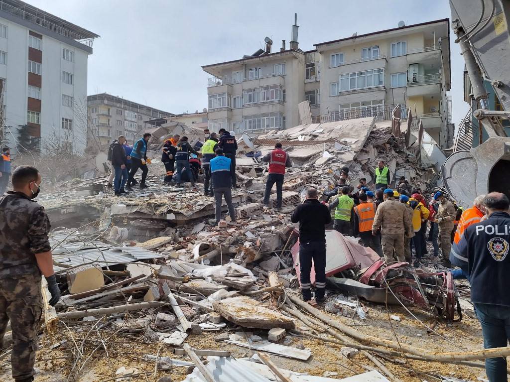 Rescuers carry on search operations among the rubble of collapsed buildings in the Yesilyurt district of Malatya on February 27, 2023 after a 5,6 magnitude earthquake hit eastern Turkey, killing one person and wounding dozens others while causing some damaged buildings to collapse, the government's disaster agency said. The epicentre of the tremor was the Yesilyurt district in the Malatya province, which was hit by the February 6 earthquake that killed over 44,000 people in Turkey and thousands more in neighbouring Syria. (Photo by DHA (Demiroren News Agency) / AFP) 