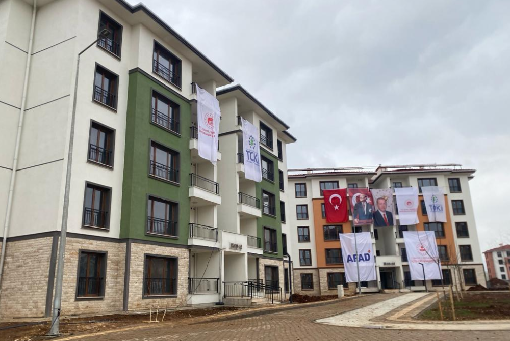 It was reported that Erdogan targeted to complete the construction of 319,000 housing units within one year of the natural disaster. 