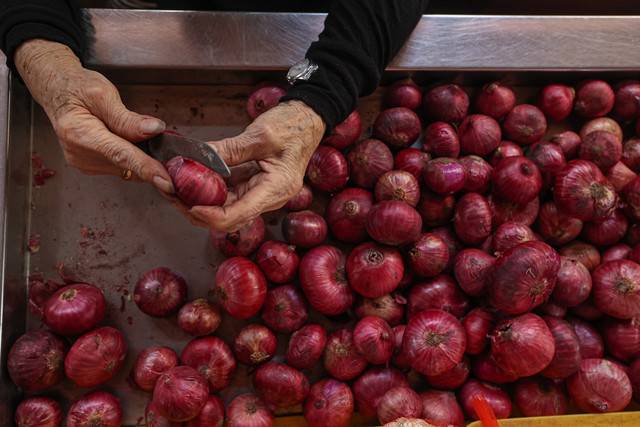 Malaysia needs to cultivate 1,447 hectares of onions nationwide to hit the 30 per cent reduction of the country’s dependence on imported onions by 2030, said Mardi. - BERNAMA FILE PIX