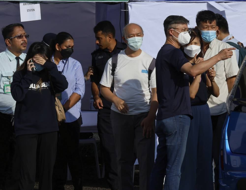 Family of victims who died in the aircraft crash in Kapar yesterday at the Tengku Ampuan Rahimah Hospital (HTAR), today. - Photo by BERNAMA