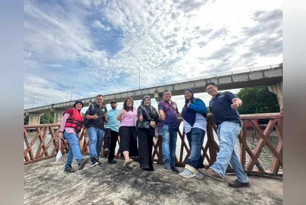 The journey begins at Jeti Semeling and will travel through several locations before heading towards same location.