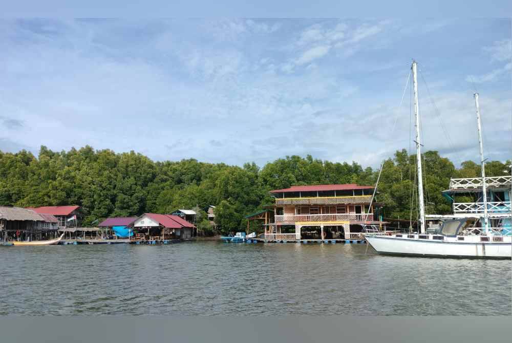 The tourists taken on a journey along Sungai Merbok will pass through areas of fish cage farming and oyster cultivation, as well as the 'houseboat' area managed by the local residents.