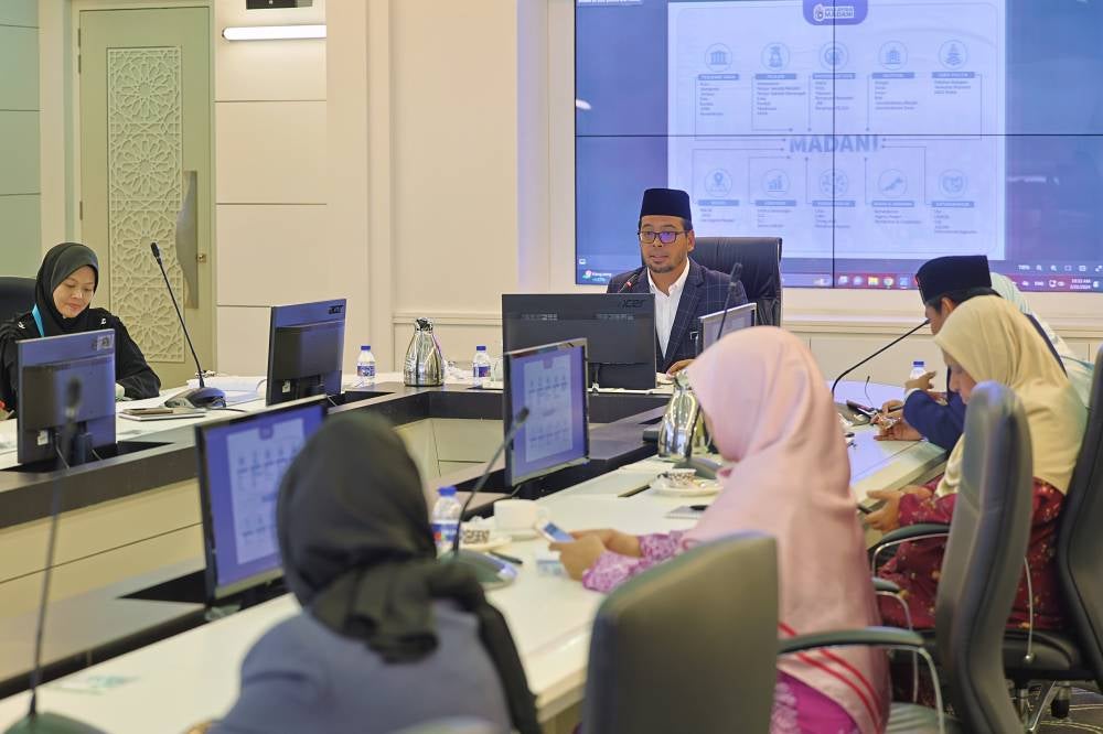 Deputy Minister in the Prime Minister's Department (Religious Affairs) Dr Zulkifli Hasan during a meeting with Muslim women's non-governmental organisations in Putrajaya, today. - Photo by Bernama