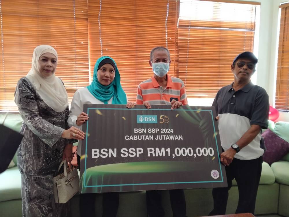 Mohd Nazri (second from left) with Mohd Nasir (right).