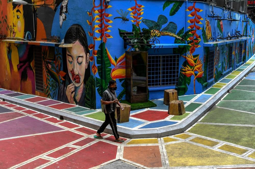The magical atmosphere of the night on Jalan Alor, with its 100 stalls and 50 restaurants lining the street, attracts nearly 10,000 visitors every day. - Photo by Bernama