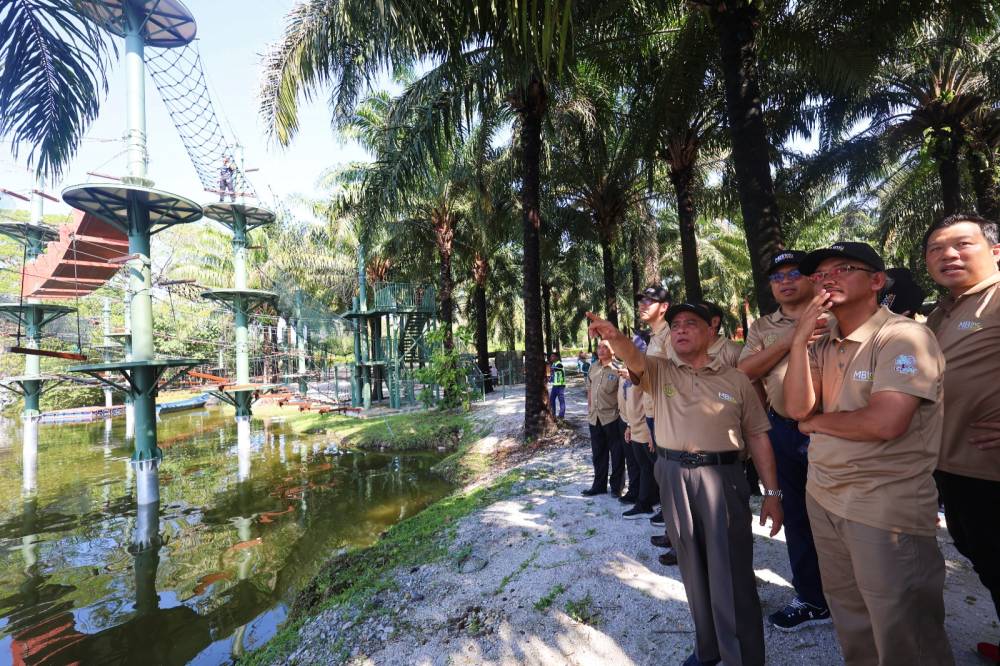 Saarani (fourth from left) - Photo by Bernama