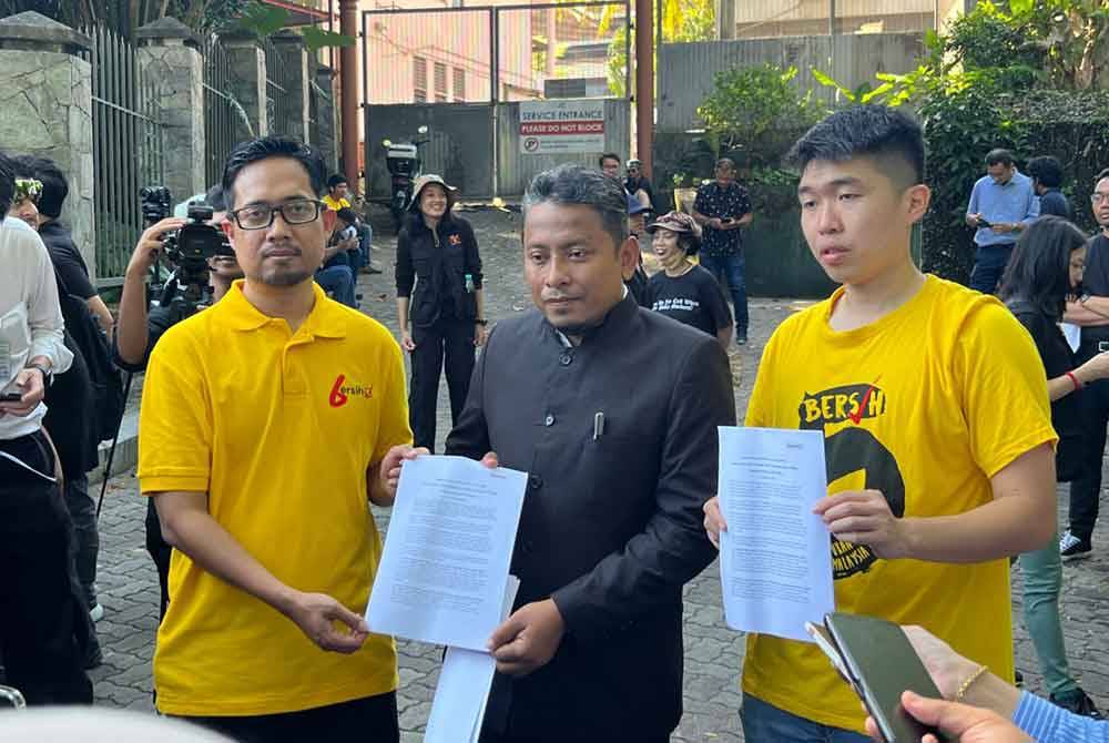 Pas information chief Ahmad Fadli Shaari (centre) receiving a memorandum to demand reforms from Bersih chairman Muhammad Faisal Abdul Aziz (left) during the #Reformasi100Peratus rally, today. 