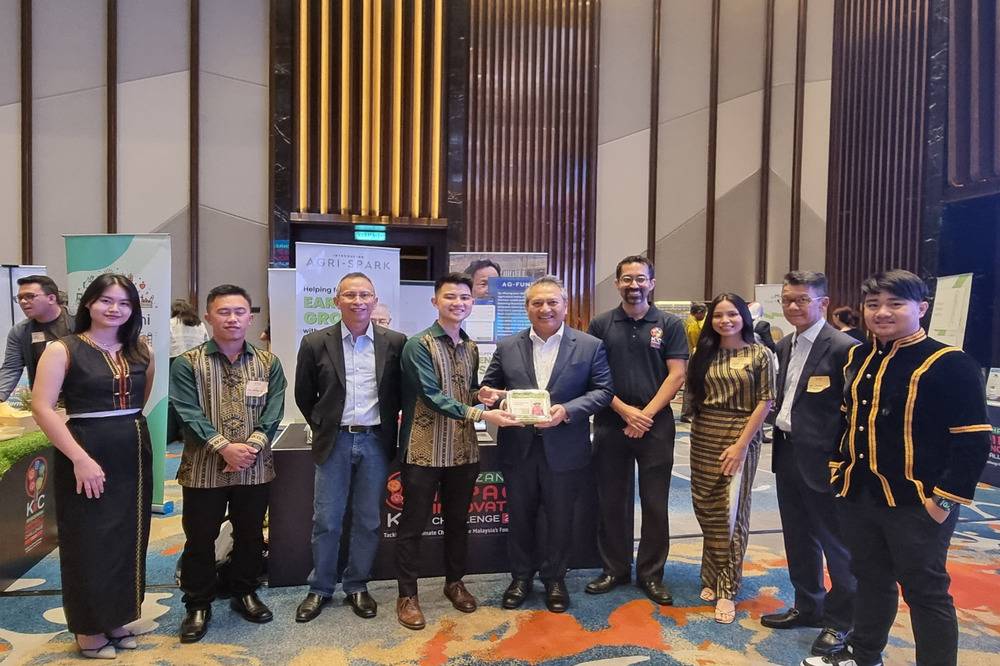 AgriData CEO Matthew Johnny Kulai (four, left) expresses appreciation to Khazanah Nasional managing director Datuk Amirul Feisal Wan Zahir.
