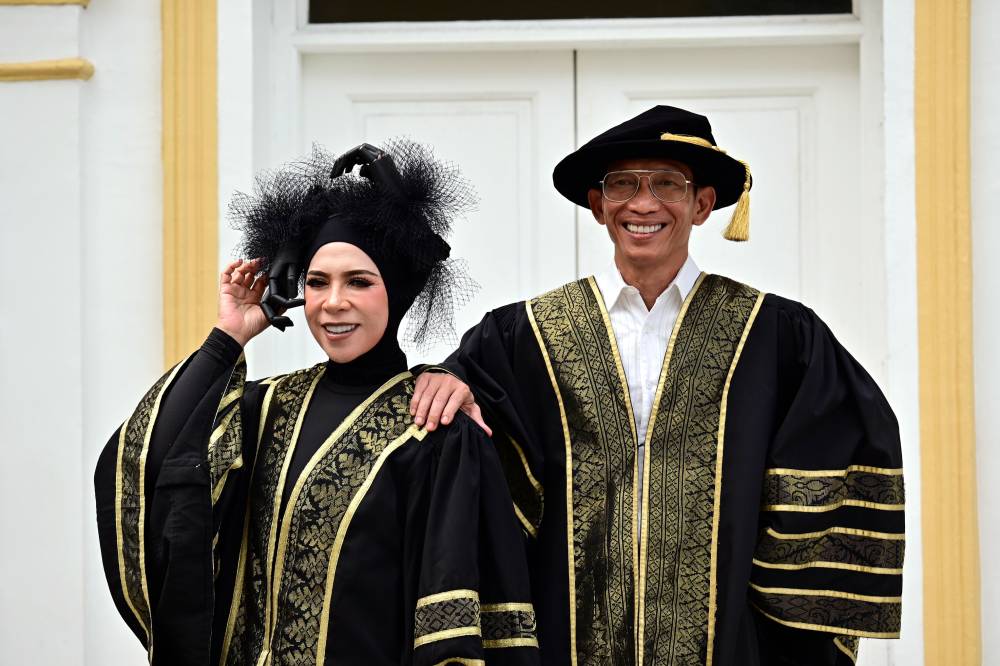 Indonesian singer Melly Goeslaw and husband Anto Hoed (right) after a press conference for the upcoming ‘Ada Apa Dengan Melly and Friends’ concert at Rumah Tangsi. - Photo by Bernama