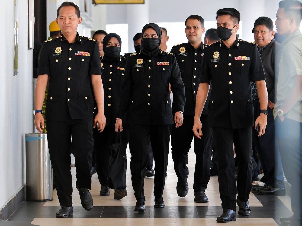 MACC investigator (centre) as witness in the 1Malaysia Development Berhad hearing at High Court today. Photo by Bernama