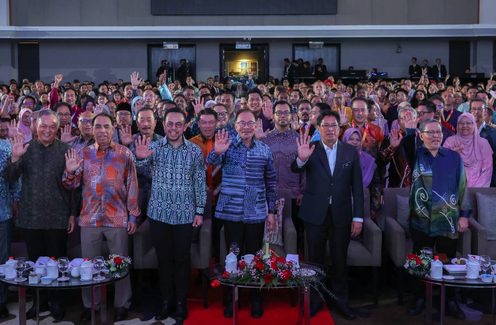 Prime Minister Datuk Seri Anwar Ibrahim, Human Resources Minister Steven Sim (three, left) and MACC chief commissioner Tan Sri Azam Baki (two, right) during the National Anti-Corruption (NAC) Summit 2024 in Kuala Lumpur, today. - Photo by Bernama