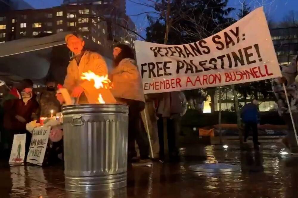 In a symbolic demonstration of support for Aaron Bushnell and Palestine, former soldiers of the US Army gathered in Portland to burn their official military uniforms. Photo: Social media
