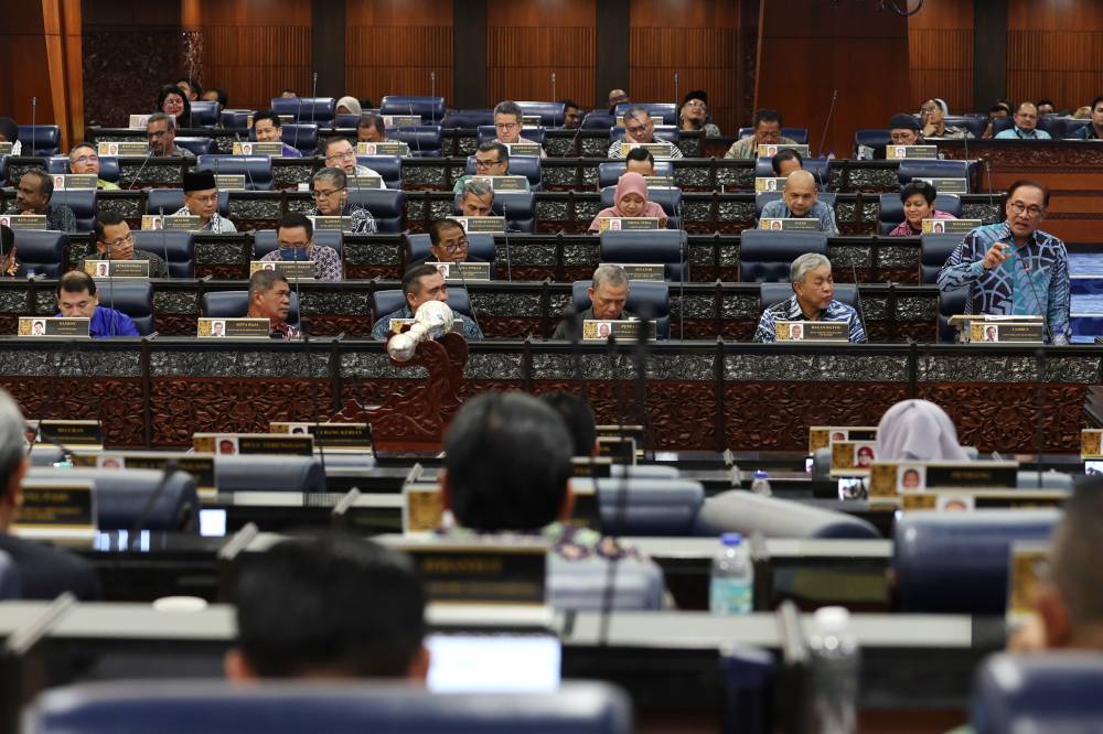 Political analysts suggest that experienced politicians should acknowledge when it's appropriate to retire, as physically fit leaders are seen as better equipped to perform their duties effectively. - Photo by Bernama