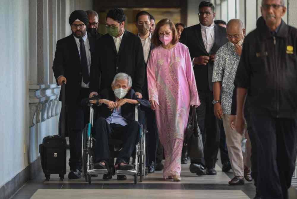 In response to Anwar's recent statement regarding ongoing court proceedings and MACC investigations, lawyers representing Tun Daim Zainuddin, Rajesh Nagarajan and Sachpreetraj Singh, have issued a press statement addressing the matter. BERNAMA FILE PIX