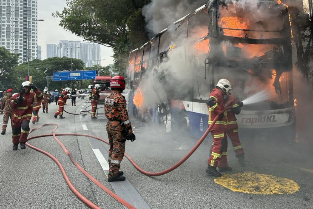 16 firemen and six fire engines from the Hang Tuah and Seputeh stations rushed to the location. - Photo courtesy of Kuala Lumpur Fire and Rescue Department