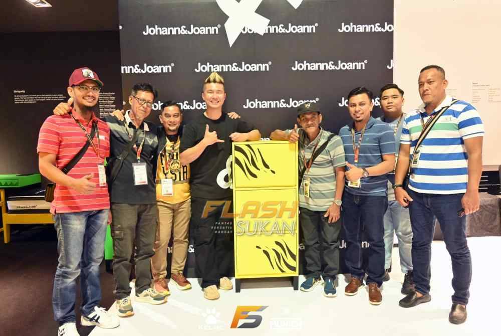 Halim (fourth from the right) representing Faisal at the launch of Faisal Halim DNA Football Academy. - Flash Sukan photo.