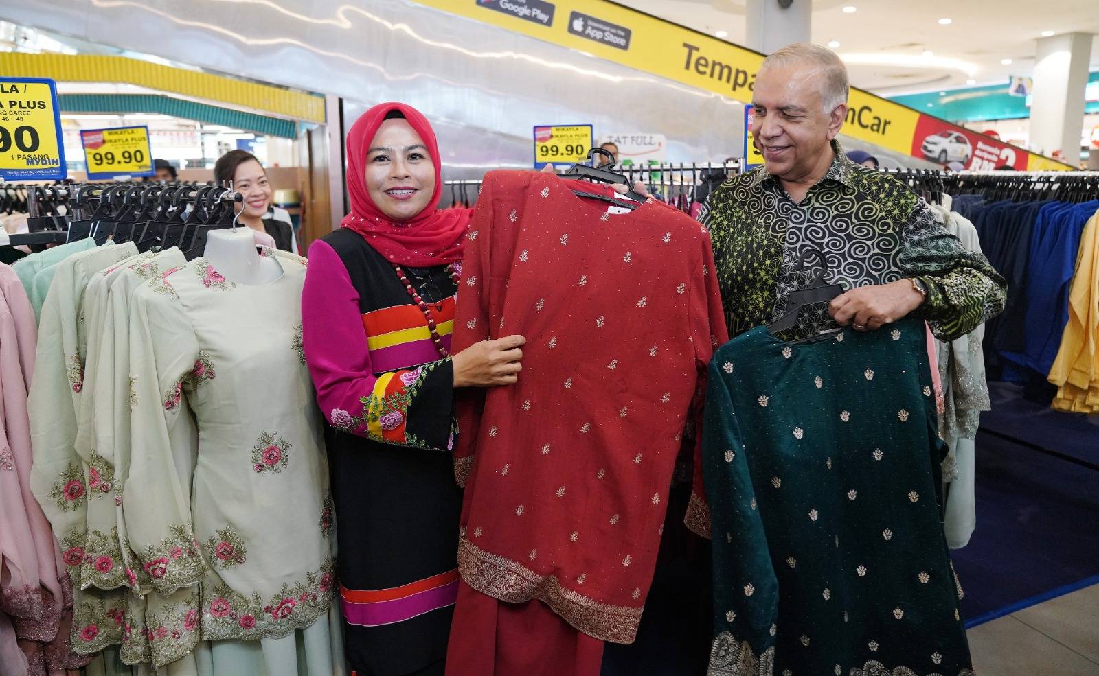Noraini with Ameer Ali showing off the royal attire at the Happening Raya Campaign Launch held at Mydin Market Seremban 2 on Thursday. SINARHARIAN photo/ROSLI TALIB