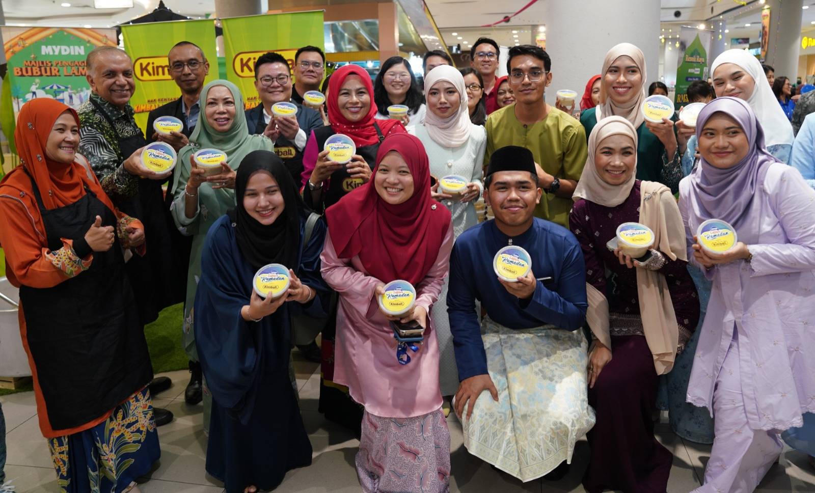 Distribution of bubur lambuk at the Happening Raya Campaign Launch held at Mydin Market Seremban 2 on Thursday. SINARHARIAN photo/ROSLI TALIB